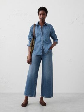 BANANA REPUBLIC FACTORY long sleeve perfect denim shirt in medium wash (S)